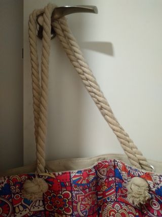 Bolso de tela multicolor y monedero