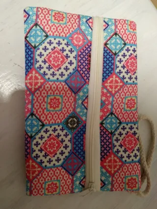 Bolso de tela multicolor y monedero