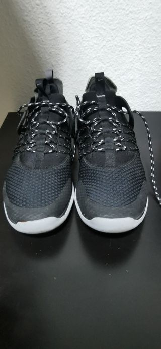 Zapatillas deportivas negras y blancas