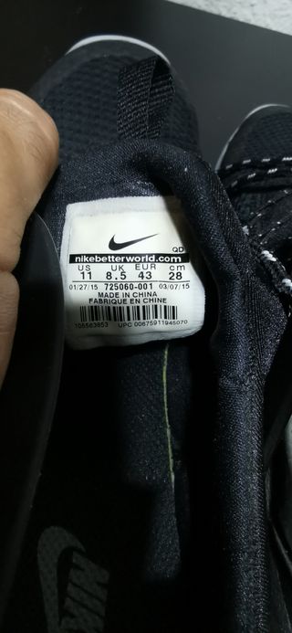 Zapatillas deportivas negras y blancas
