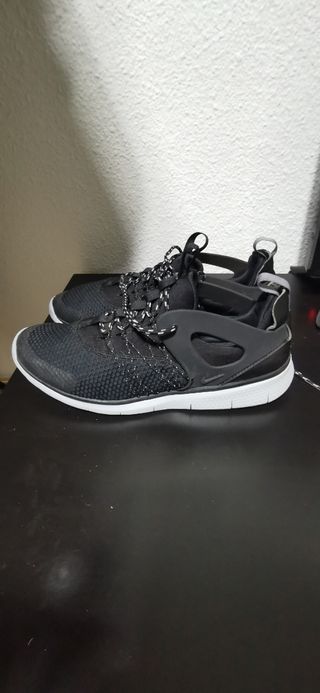 Zapatillas deportivas negras y blancas