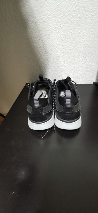 Zapatillas deportivas negras y blancas
