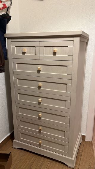 Cómoda estrecha de madera de pino