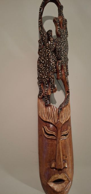 Máscara africana madera y cáscara de huevo