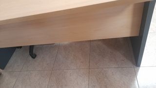 Mesa de oficina de madera beige