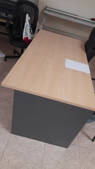 Mesa de oficina de madera beige