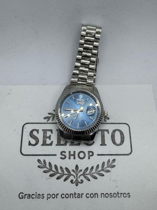 Reloj plateado con esfera azul