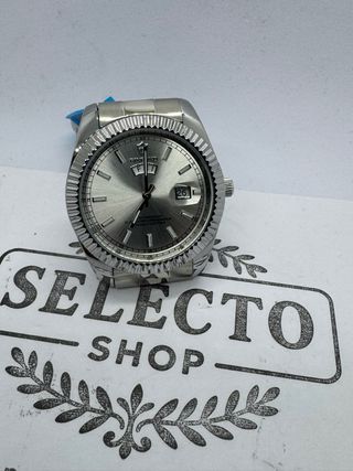 Reloj plateado con esfera azul