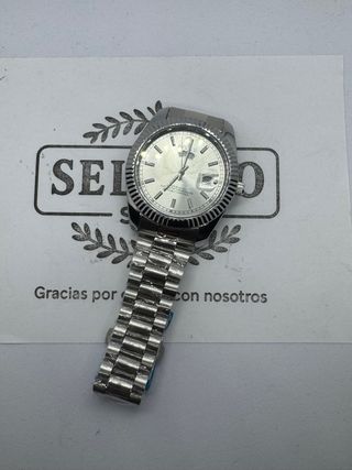 Reloj plateado con esfera azul