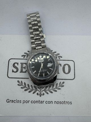 Reloj plateado con esfera azul