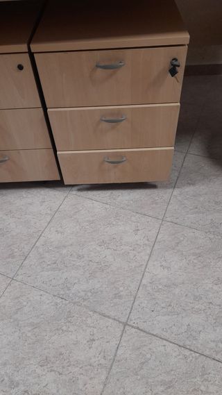 Cajonera de madera.