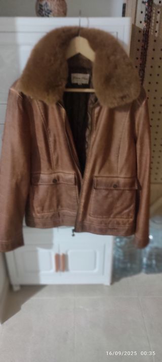 Cazadora de chica marrón