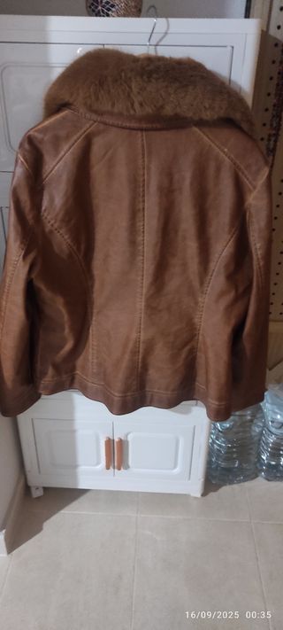 Cazadora de chica marrón