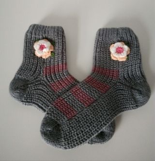 Calcetines grises con flores rosas