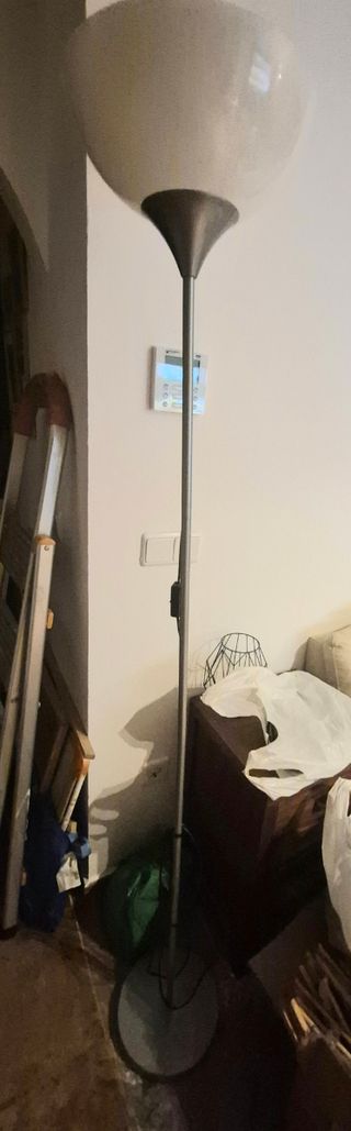 Lampada da terra grigia e bianca