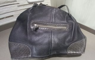 Bolso de piel negro y gris