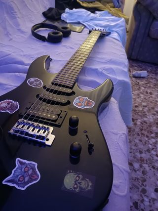 2 guitarras y un amplificador.