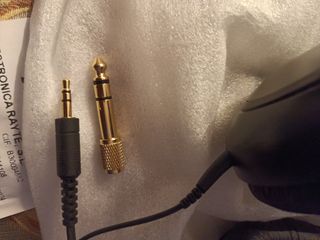 2 guitarras y un amplificador.