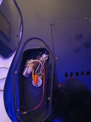 2 guitarras y un amplificador.