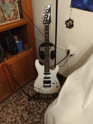 2 guitarras y un amplificador.