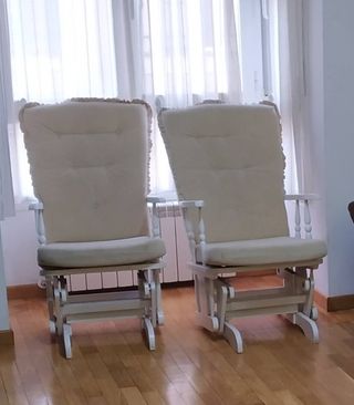 Mecedora de tela y madera beige