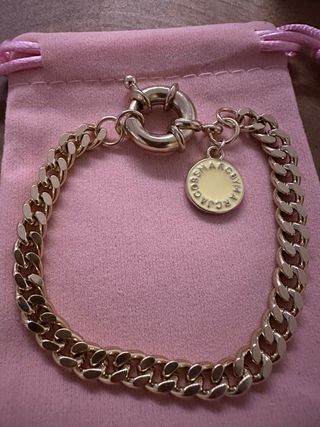 Pulsera dorada con charm