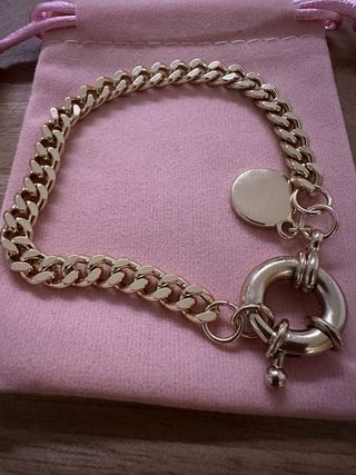 Pulsera dorada con charm