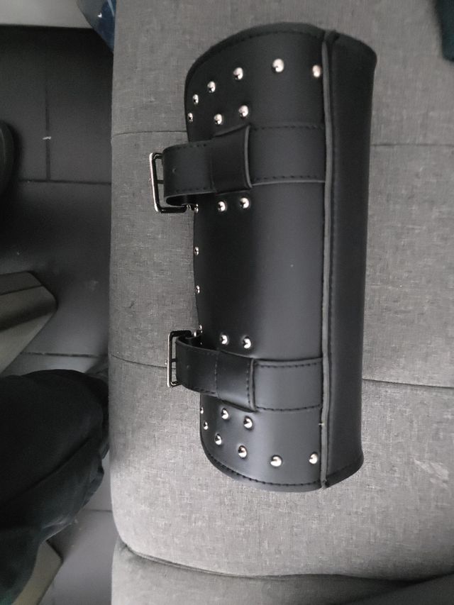 Alforja de moto con tachuelas