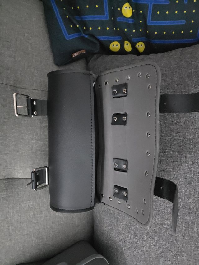 Alforja de moto con tachuelas