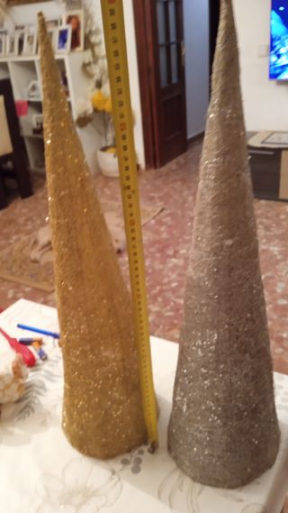 Conos Navideños Dorados y Plateados