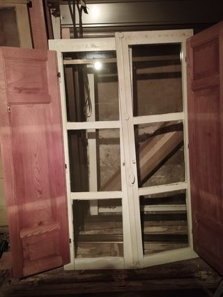2 ventanas de madera con contraventanas