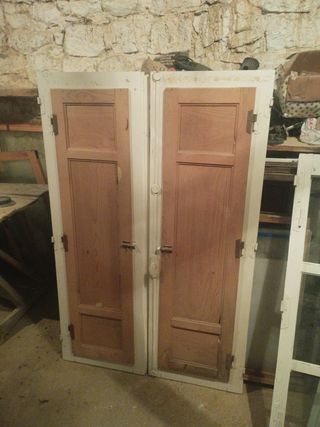 2 ventanas de madera con contraventanas
