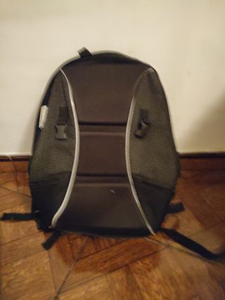 Mochila con refuerzo ideal para llevar en moto.
