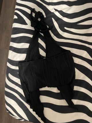 Top negro con hebilla metálica