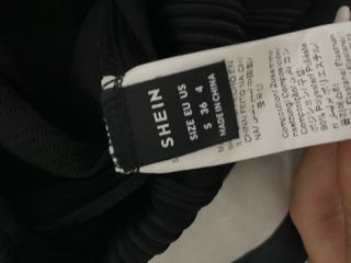 Top negro con hebilla metálica