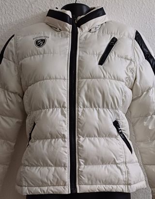 Chaqueta acolchada repelente al agua.
Hugo Boss. 