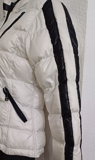 Chaqueta acolchada repelente al agua.
Hugo Boss. 