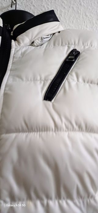 Chaqueta acolchada repelente al agua.
Hugo Boss. 