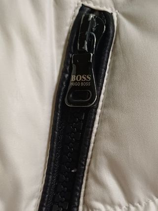 Chaqueta acolchada repelente al agua.
Hugo Boss. 