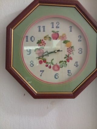 Reloj de pared hecho a mano antiguo