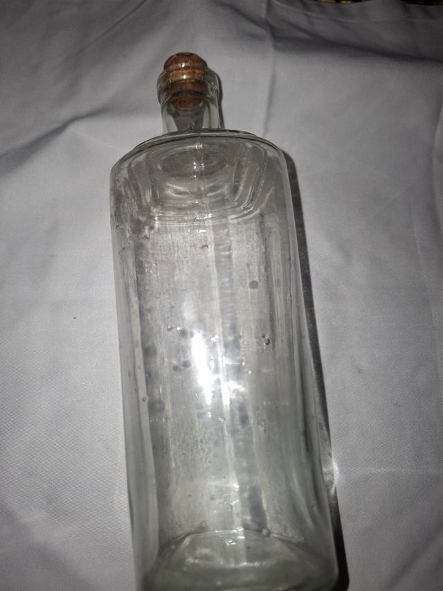Botella antigua de vidrio con corcho