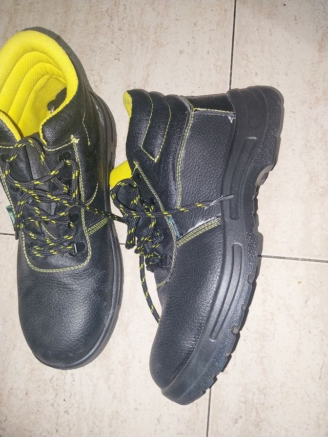 Zapatillas de trabajo negras y amarillas