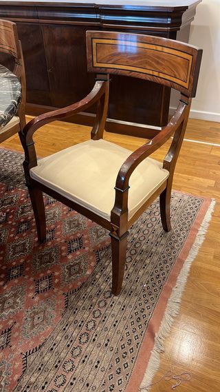 Silla de madera con tapizado beige