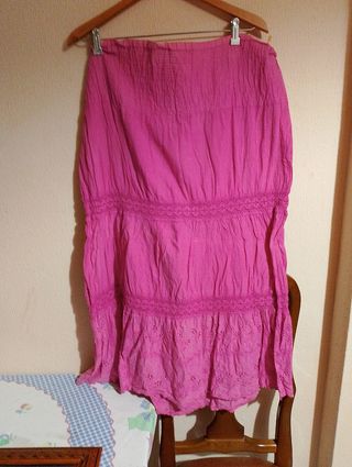 Falda rosa larga con bordados