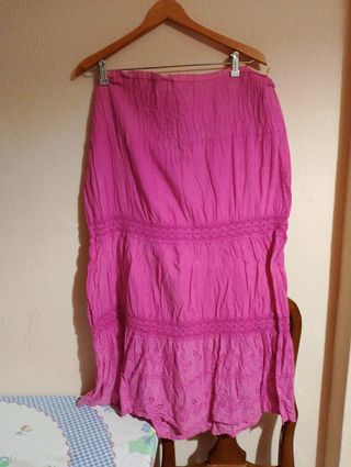 Falda rosa larga con bordados