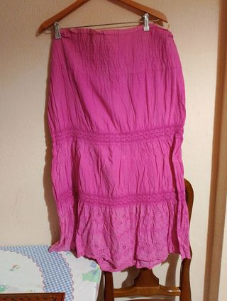 Falda rosa larga con bordados