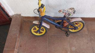 Bicicleta infantil azul y amarilla
