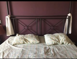 Cama con dosel de metal con cortinas