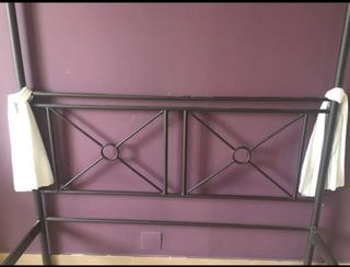 Cama con dosel de metal con cortinas