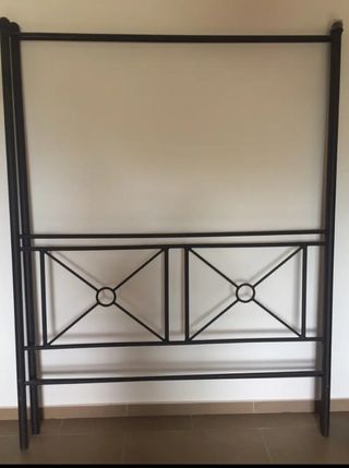 Cama con dosel de metal con cortinas